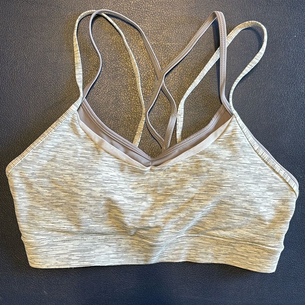 Zyia Activewear Strappy Crossback Padded Sports Bra in Grey size Medium